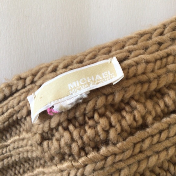 MICHAEL KORS TAN COLORED CHUNKY KNIT SCARF - Picture 9 of 14